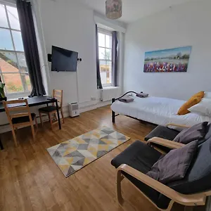 22-georgian-studio-apartment.cardiffhotelswales.com/