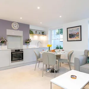 stunning-2-bed-in-the-heart-of-cheltenham.cardiffhotelswales.com/